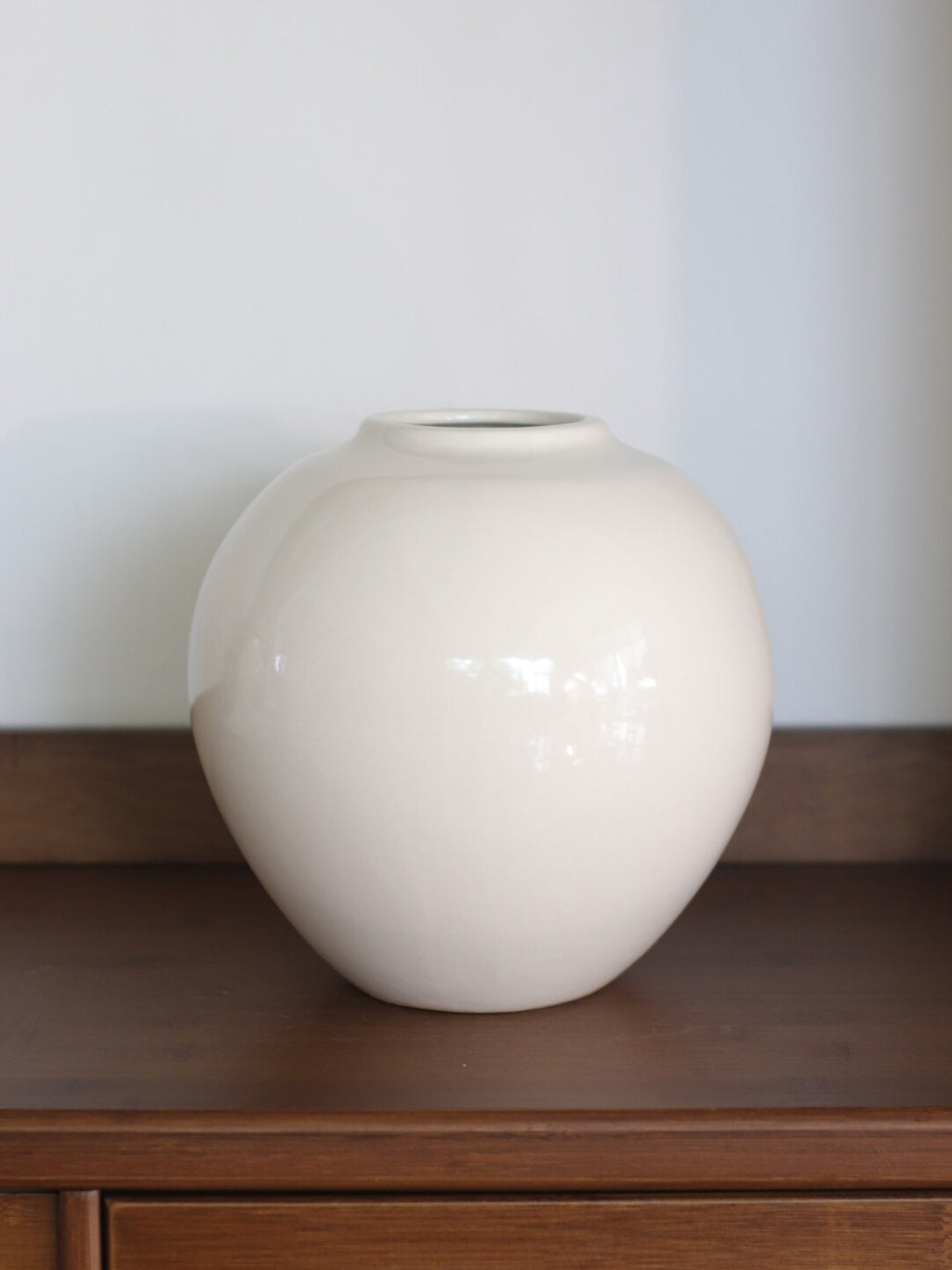Modern Ceramic Sphere Vase – Minimalist Decorative Flower Vessel