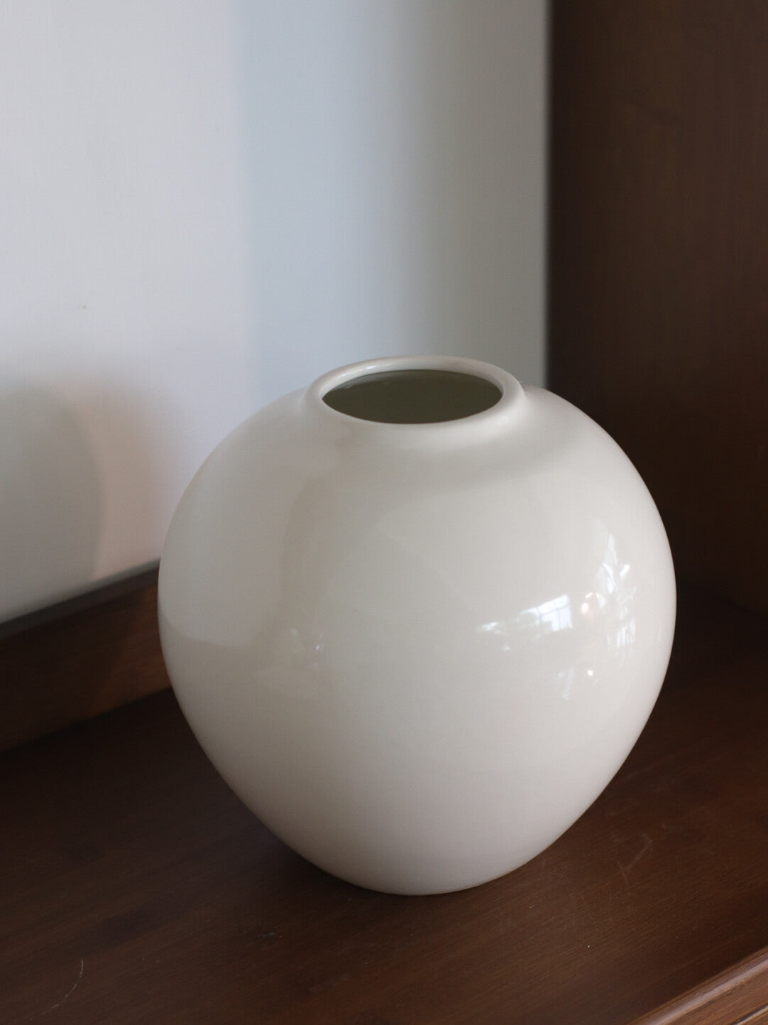 Modern Ceramic Sphere Vase – Minimalist Decorative Flower Vessel