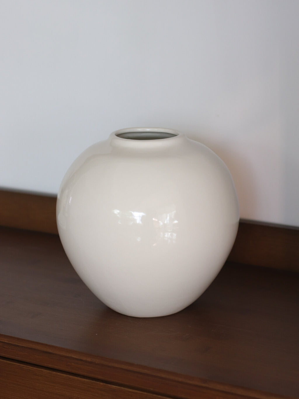 Modern Ceramic Sphere Vase – Minimalist Decorative Flower Vessel