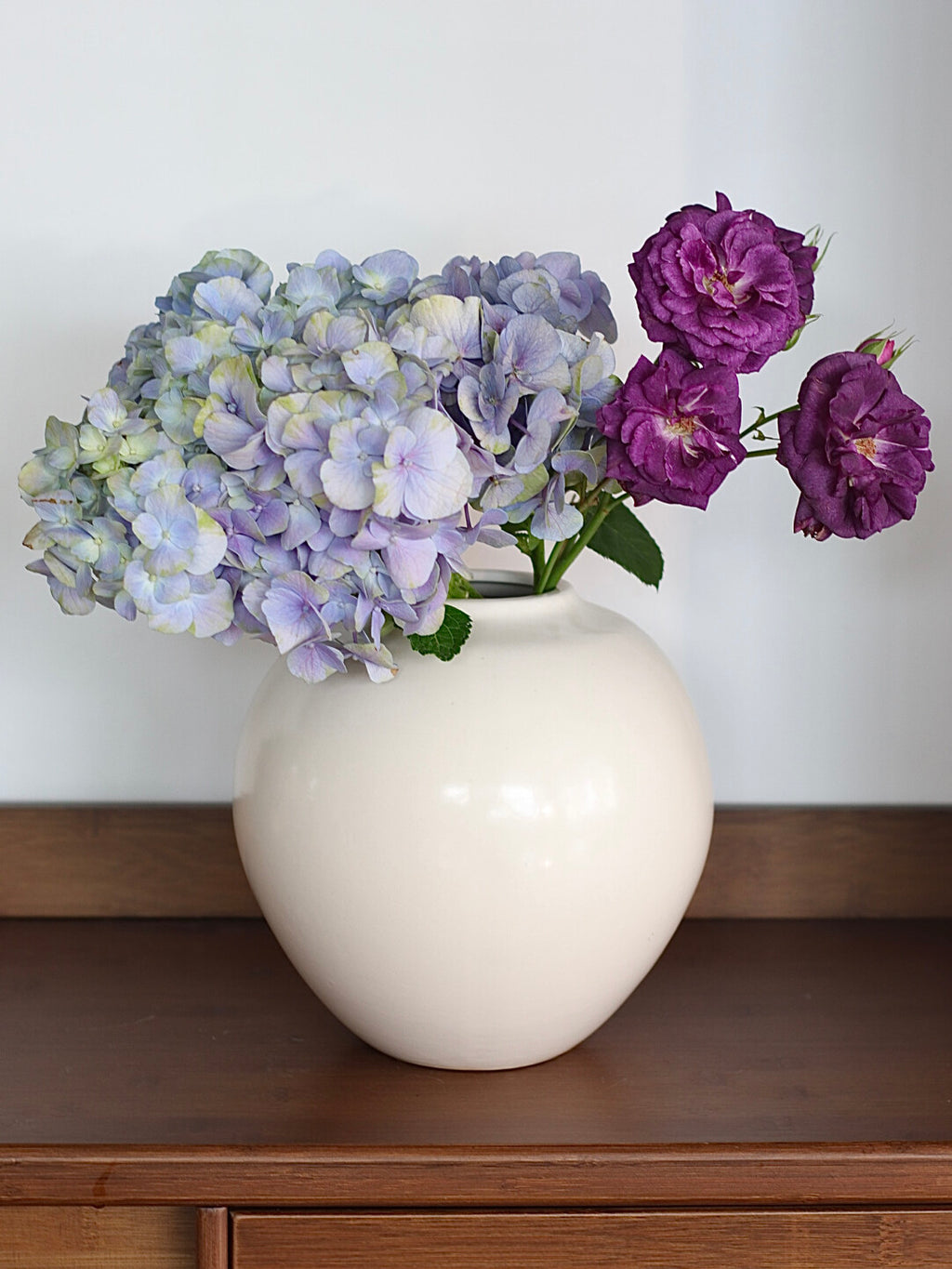 Modern Ceramic Sphere Vase – Minimalist Decorative Flower Vessel