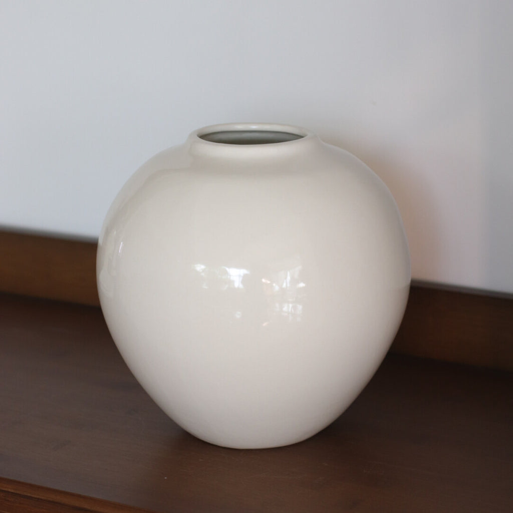 Modern Ceramic Sphere Vase – Minimalist Decorative Flower Vessel
